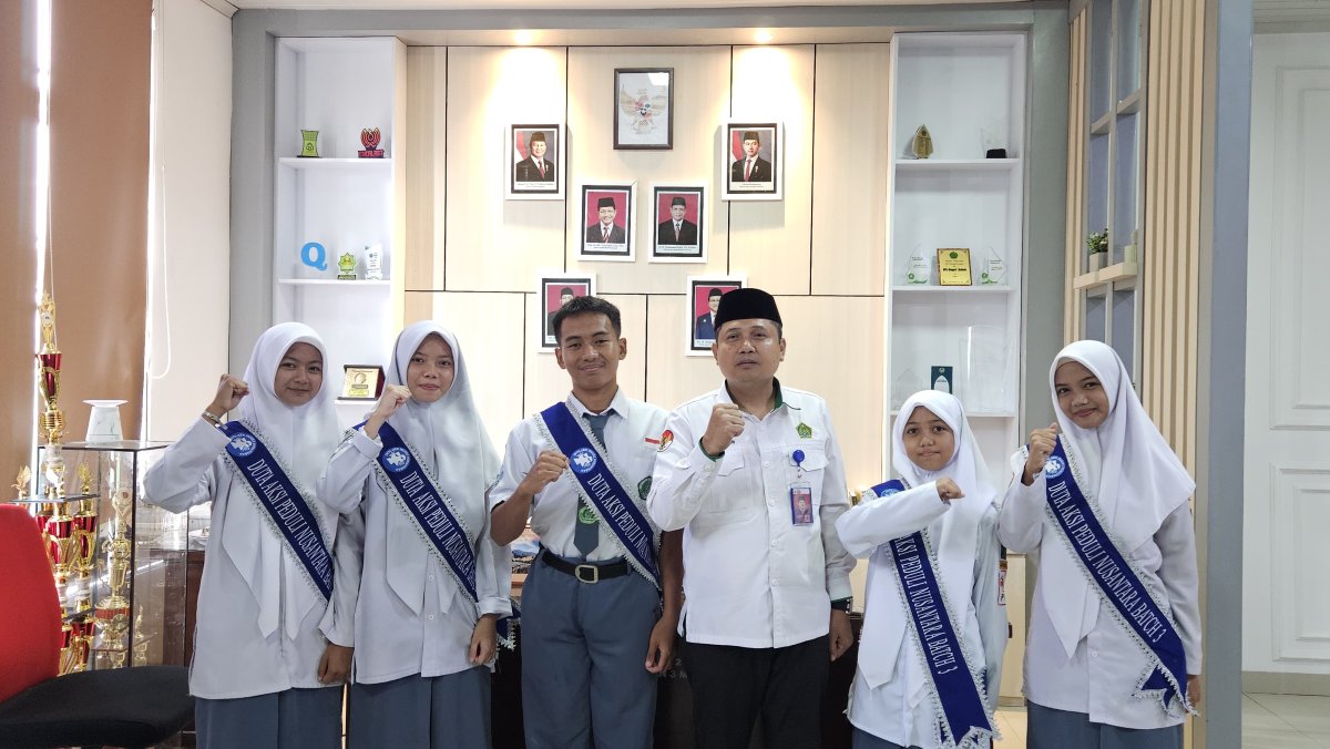 Penyerahan penghargaan simbolis DUTA AKSI PEDULI NUSANTARA 2026