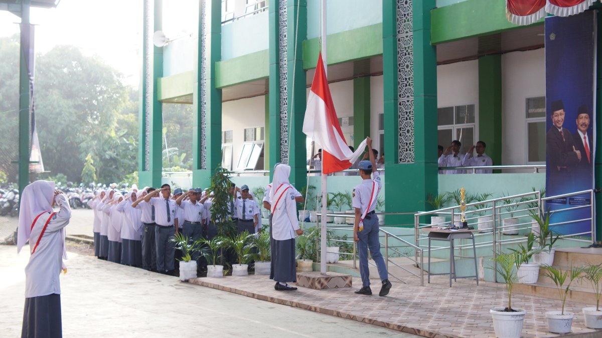 Gelorakan Semangat Kerja Keras, MAN 3 Kota Makassar Perkuat Karakter Siswa Melalui Disiplin Upacara