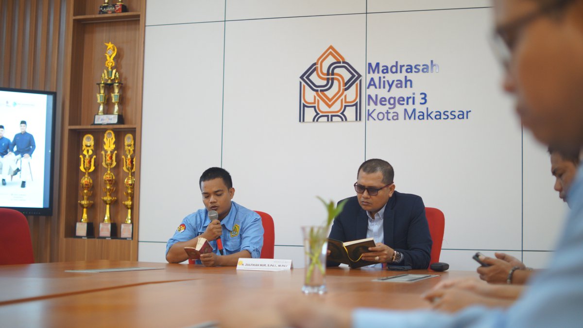 Perkuat Spiritualitas, Kamad MAN 3 Awali Hari dengan Tadarus Bersama