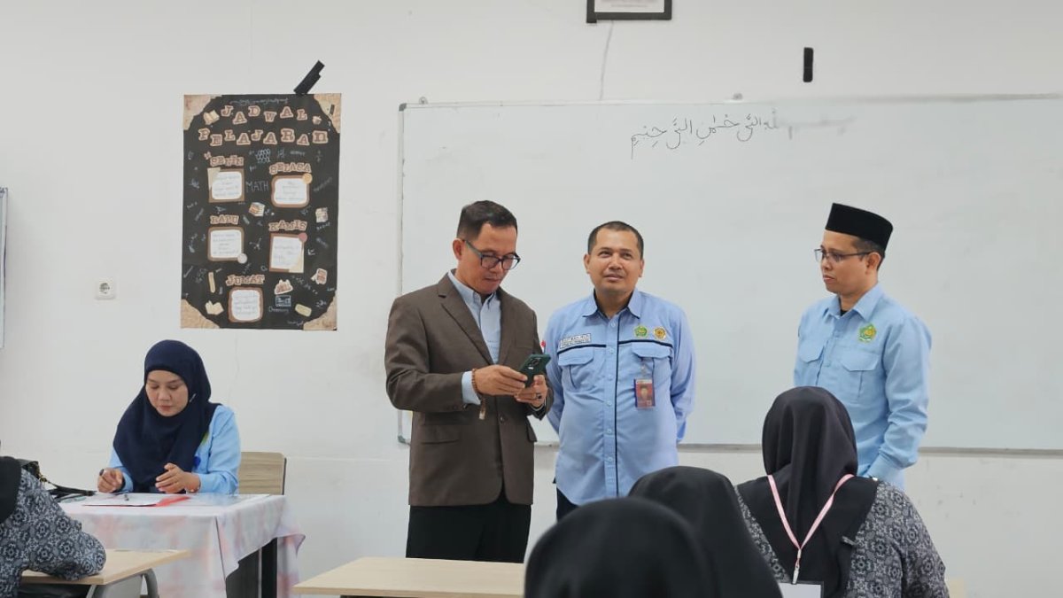 Susuri Ruang Ujian, Kabid Penmad Kemenag Sulsel Pantau Pelaksanaan UM di MAN 3 Kota Makassar