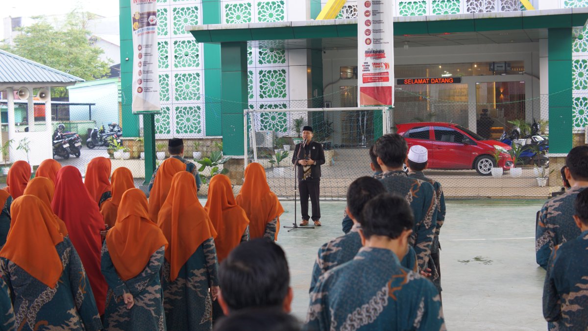 Jelang Libur Panjang Ramadan, MAN 3 Kota Makassar laksanakan Apel Khusus dan Pembagian Sembako