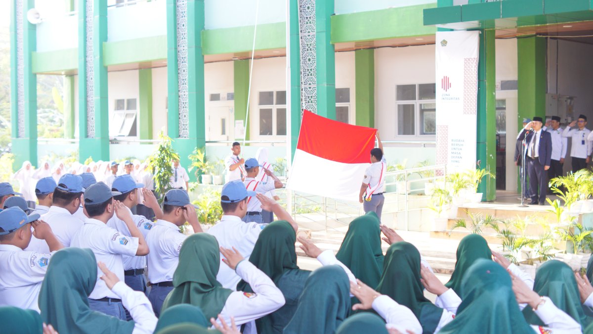 Kepala MAN 3 PK Tekankan Semangat Kemajuan dan Kepedulian Lingkungan dalam Upacara Bendera