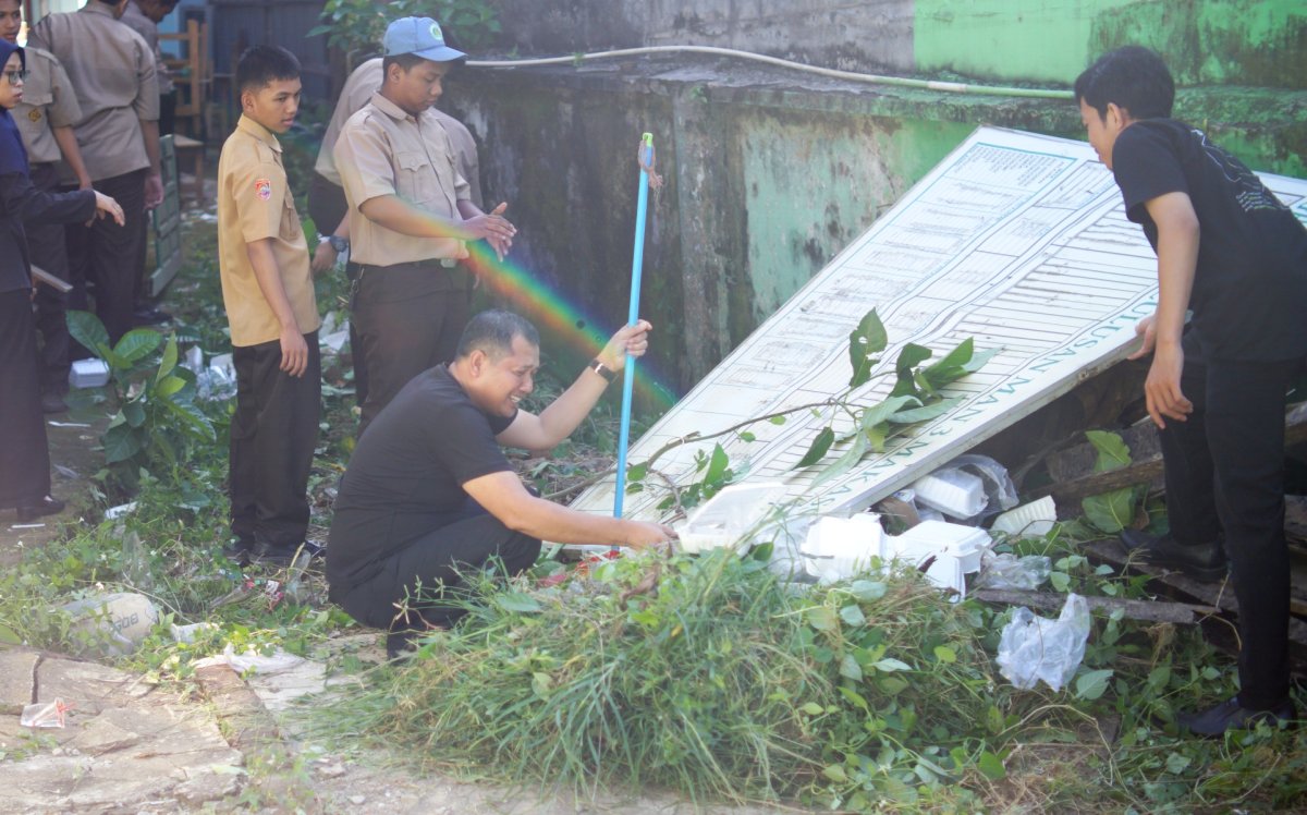 Wujudkan Panca Cinta, Kepala MAN 3 Kota Makassar Pimpin Langsung Kerja Bakti Usai Apel