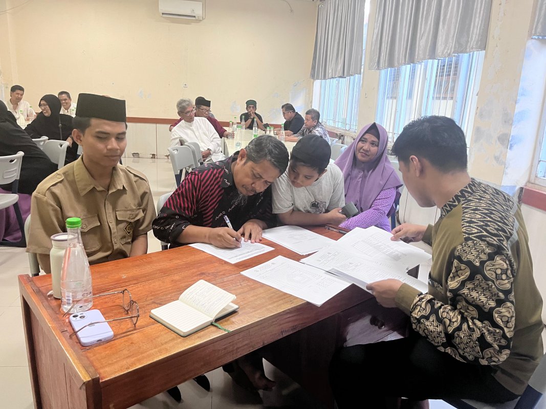 MANPK Kota Makassar Bagikan Dua Jenis Rapor, Orang Tua Antusias Hadiri Pembagian Rapor Santri