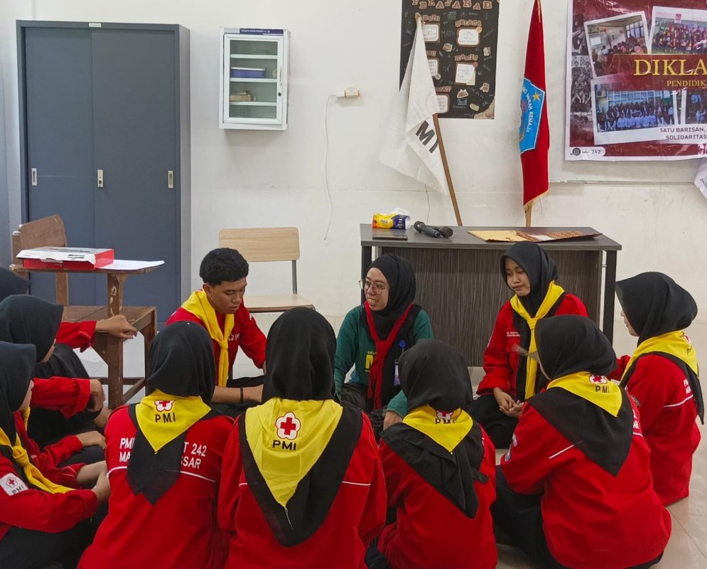 KEGIATAN INDOOR PMR WIRA 242 - MAN 3 KOTA MAKASSAR