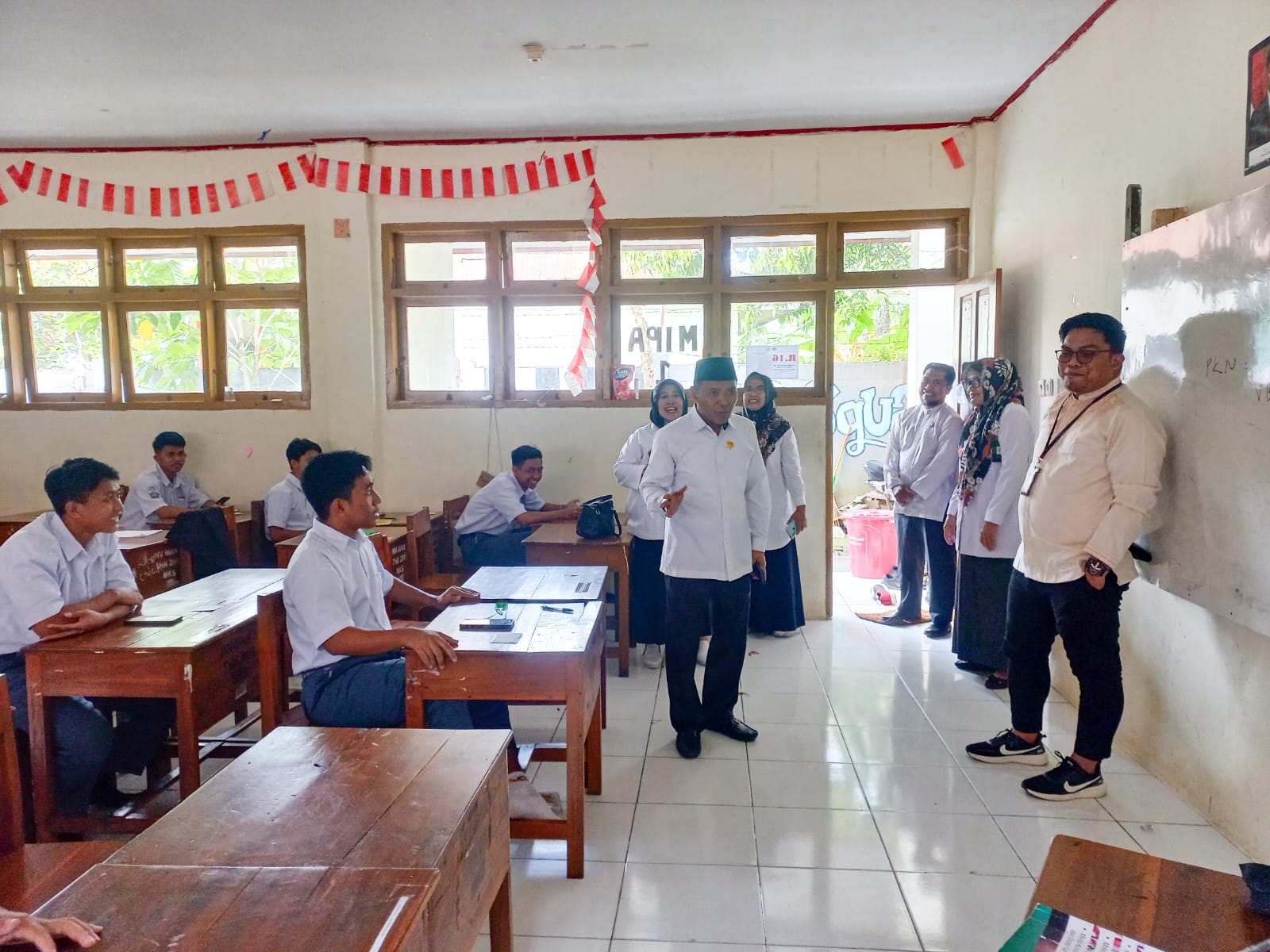 Ka.kanKemenag Kota Makassar bersama Pengawas Madrasah Pantau langsung Assesmen Madrasah di MAN 3 Kota Makassar