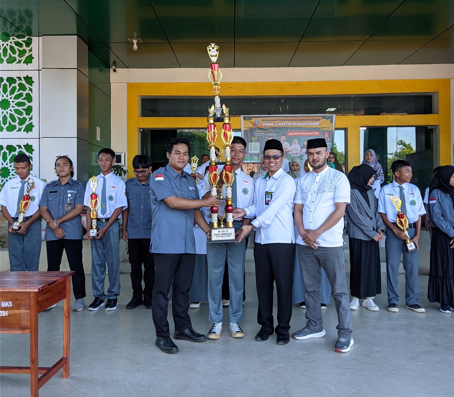 Piala Bergilir disertai Piala Lain Prestasi Paskibra Unit 503 MAN 3 Kota Makassar