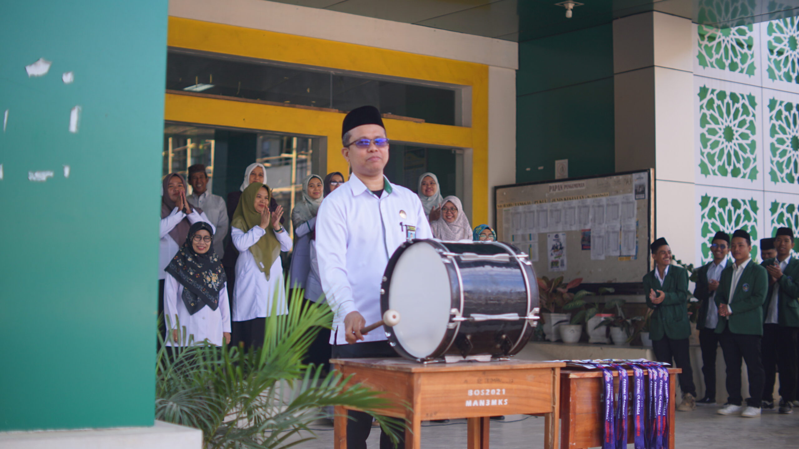 Plt. Kepala MAN 3 Kota Makassar Resmi Membuka Lomba 17 Agustusan di MAN 3 Kota Makassar