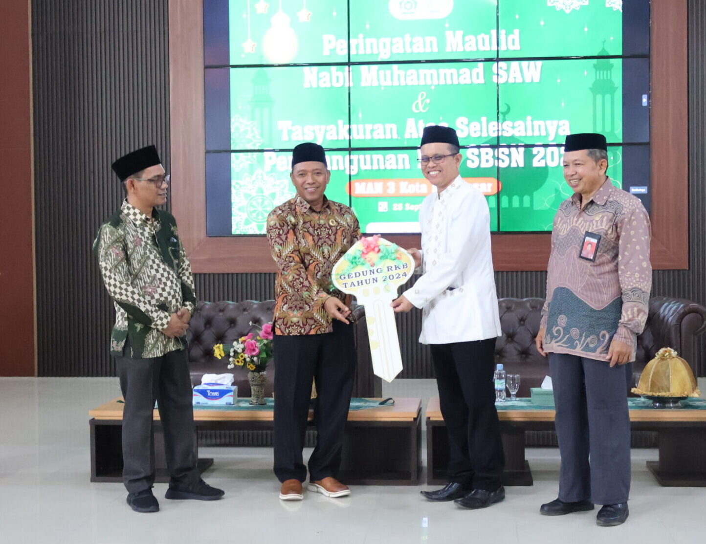 H. Muhammad Tonang Gunting Pita Peresmian Gedung RKB Dirangkaikan Maulid Nabi Muhammad SAW. di MAN 3 Kota Makassar