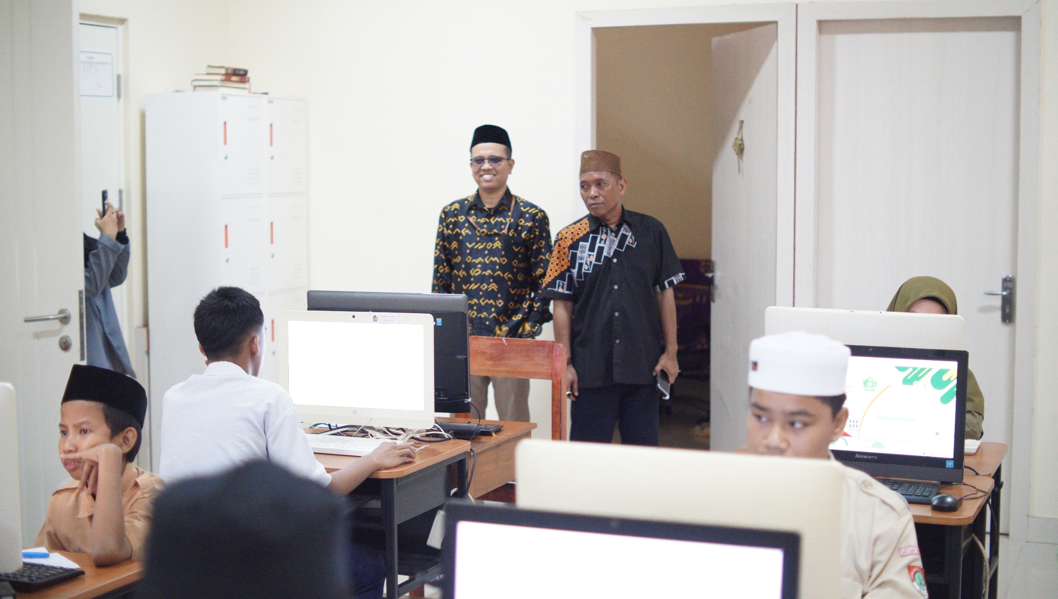 H. Irman Tinjau Langsung CBT SNPDB di MAN 3 – PK Kota Makassar